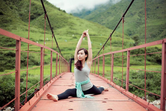 Cô gái tập Yoga tại tất cả những nơi mình đi qua