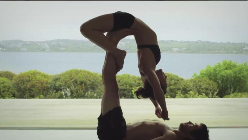 Cặp đôi biểu diễn Yoga nghệ thuật vô cùng hấp dẫn - Yoga couple