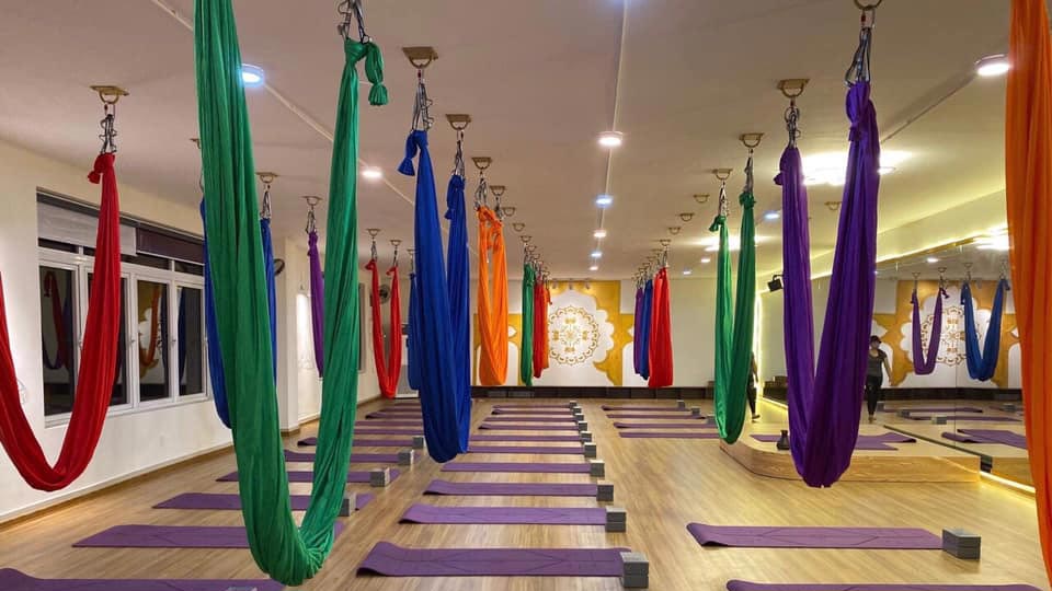 Bộ võng tập yoga bay chuyên nghiệp, chất liệu vải lụa đơn sắc lắp đặt cho phòng tập